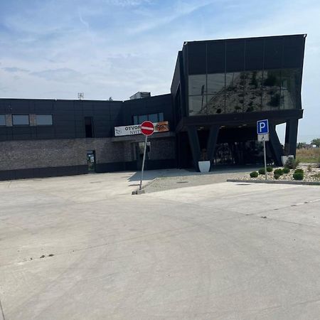 Black Hut Pension&Restaurant *** Hotell Dunajská Streda Exteriör bild