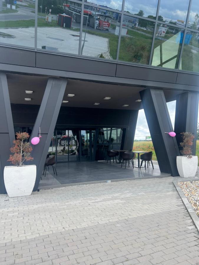 Black Hut Pension&Restaurant *** Hotell Dunajská Streda Exteriör bild